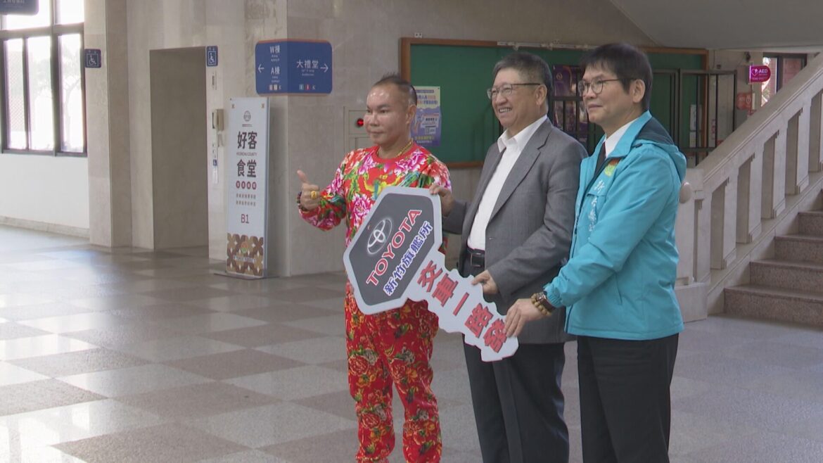 吊車大王胡漢龑  贈勘災車輛助消防弟兄