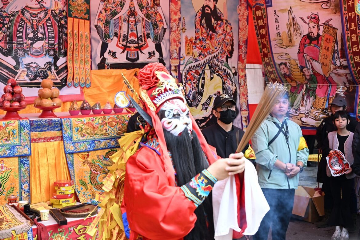 南瑤宮百年大整修入火安座  池府王爺協助開廟門神尊陸續進入安座