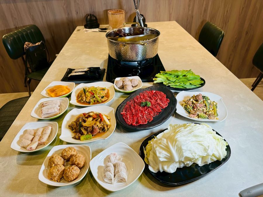 台中新開溫體牛涮涮鍋　台南牛肉湯風味完全呈現