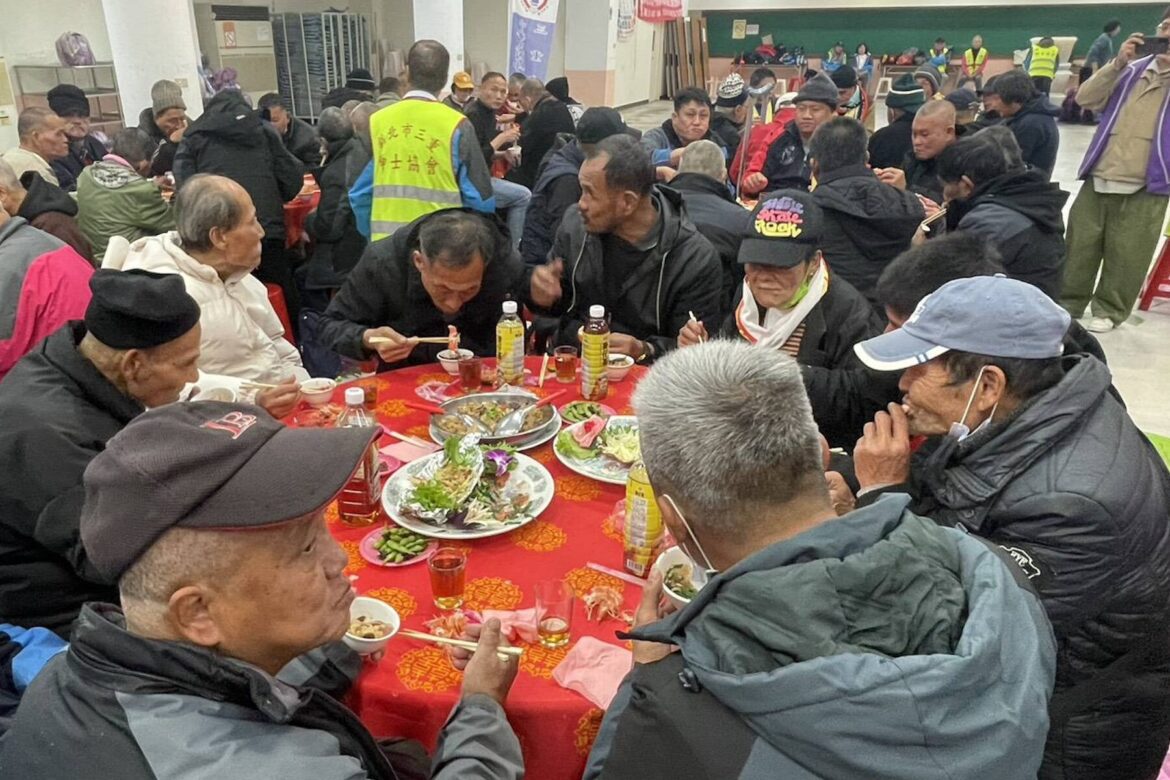 公私協力守護無家者！三重歲末餐會結合義剪、洗澡服務     讓街友清爽迎新年
