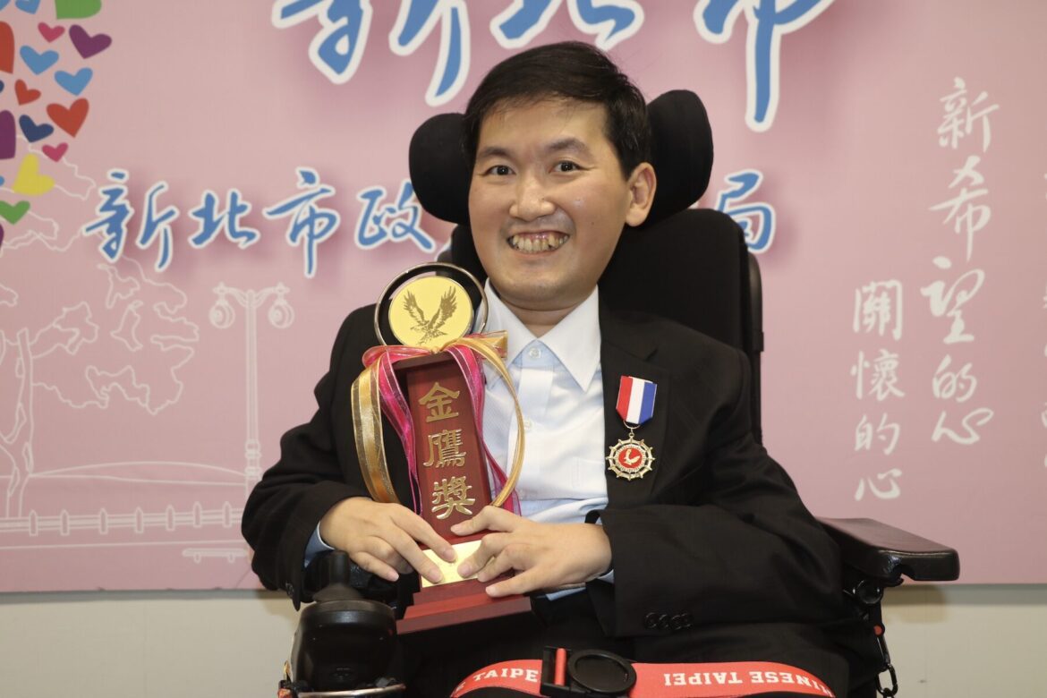 纖弱雙手推開人生大門！新北院生張孜維獲「金鷹獎」     致謝教養院 33 年培育