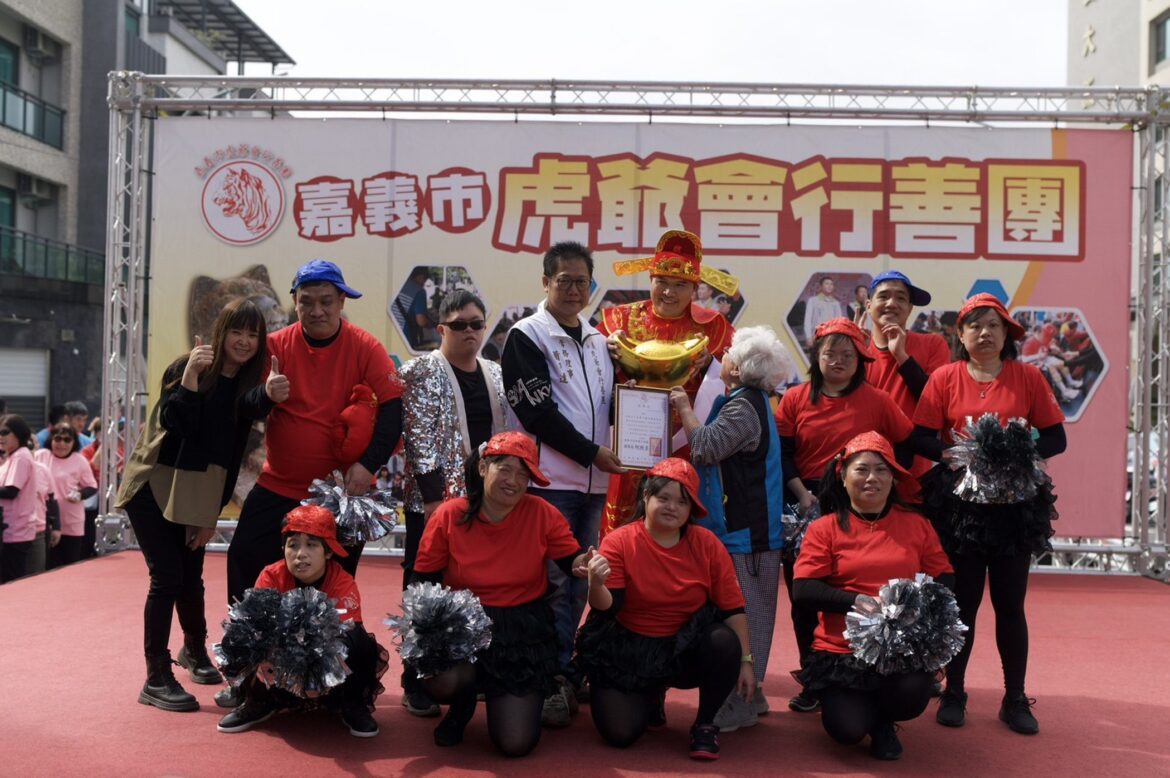 嘉市虎爺會行善團有愛寒冬送暖  餐車市集結合公益義剪關懷弱勢