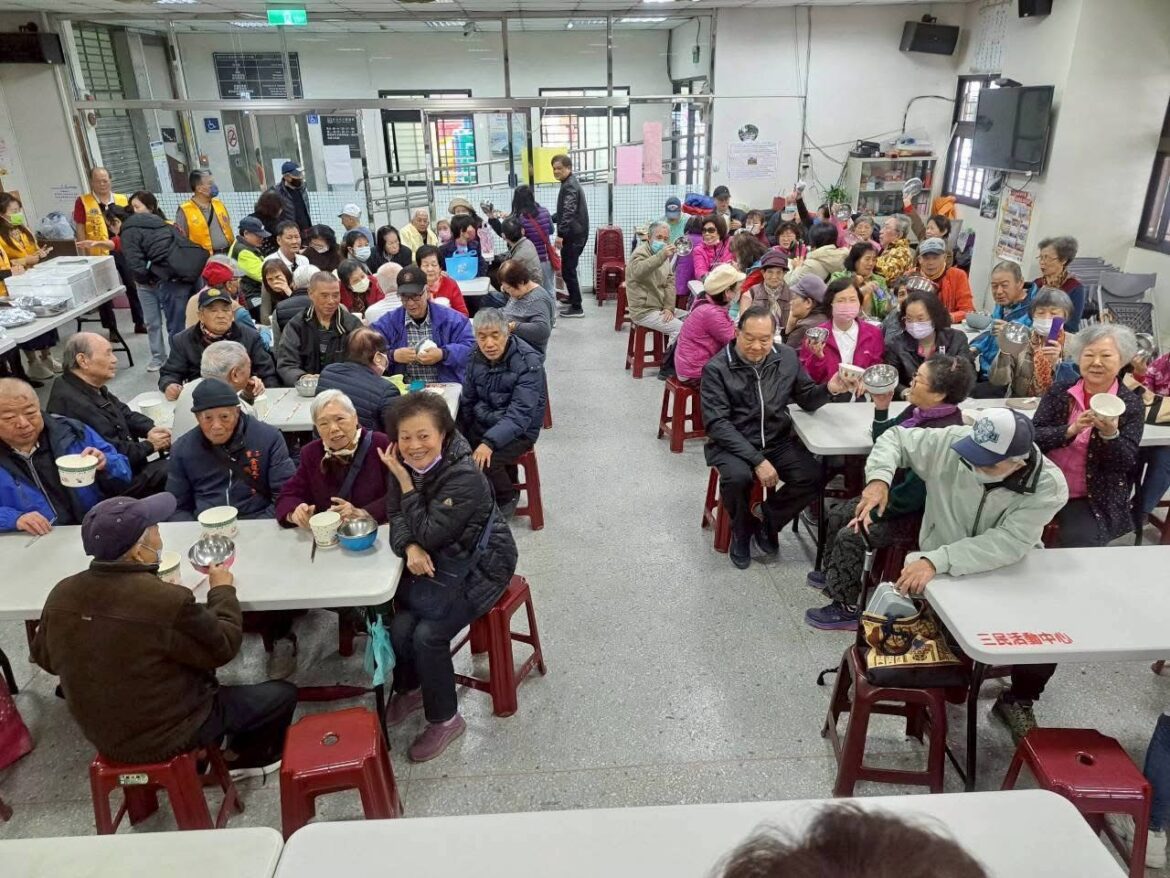 寒冬送暖暖人心　劉月味主席三重共餐行動關懷弱勢