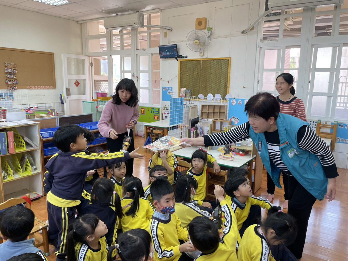2026台灣燈會在嘉義　學童提前獲贈「喔熊馬抵嘉」小提燈