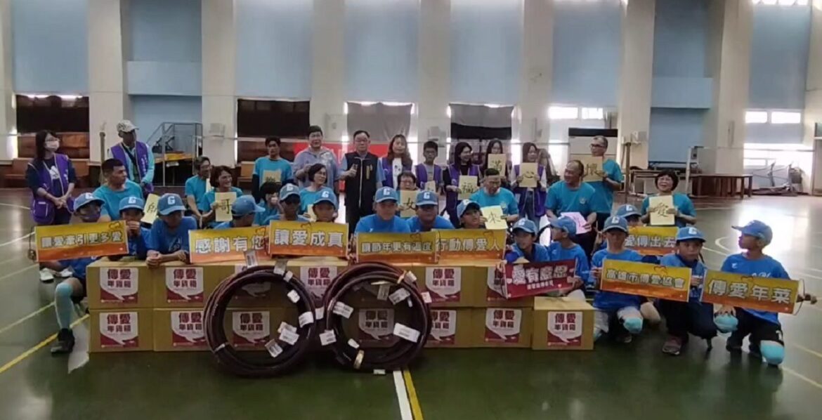 歲末送暖不間斷　傳愛協會攜手鼓岩國小送暖翔鷹隊