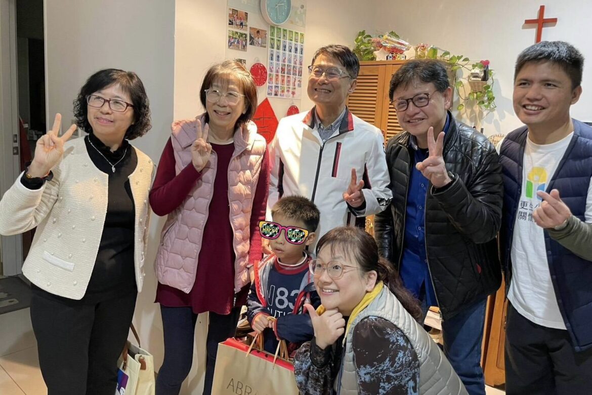 馬年溫情「類家庭」！副市長陳純敬赴央北社宅賀歲     感謝安置家長 24 小時守護兒少