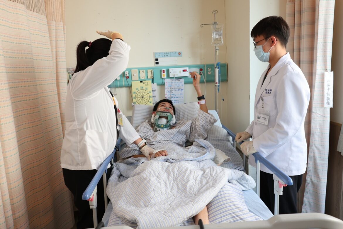 從警大夢想到病床微笑　19歲施同學以樂觀匯聚暖流