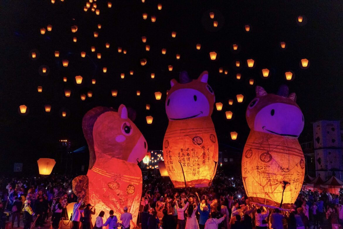 此生必遊！平溪天燈節 2/27 點亮夜空　首創馬年光雕秀祝福全台「馬祥厚運」