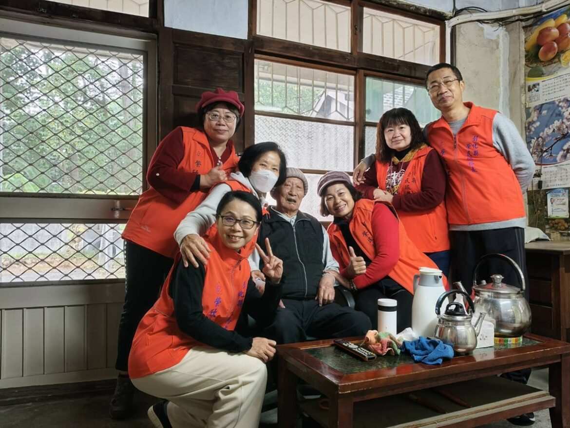 新春團拜暨隊務會議　彰化榮欣志工關懷百歲榮民