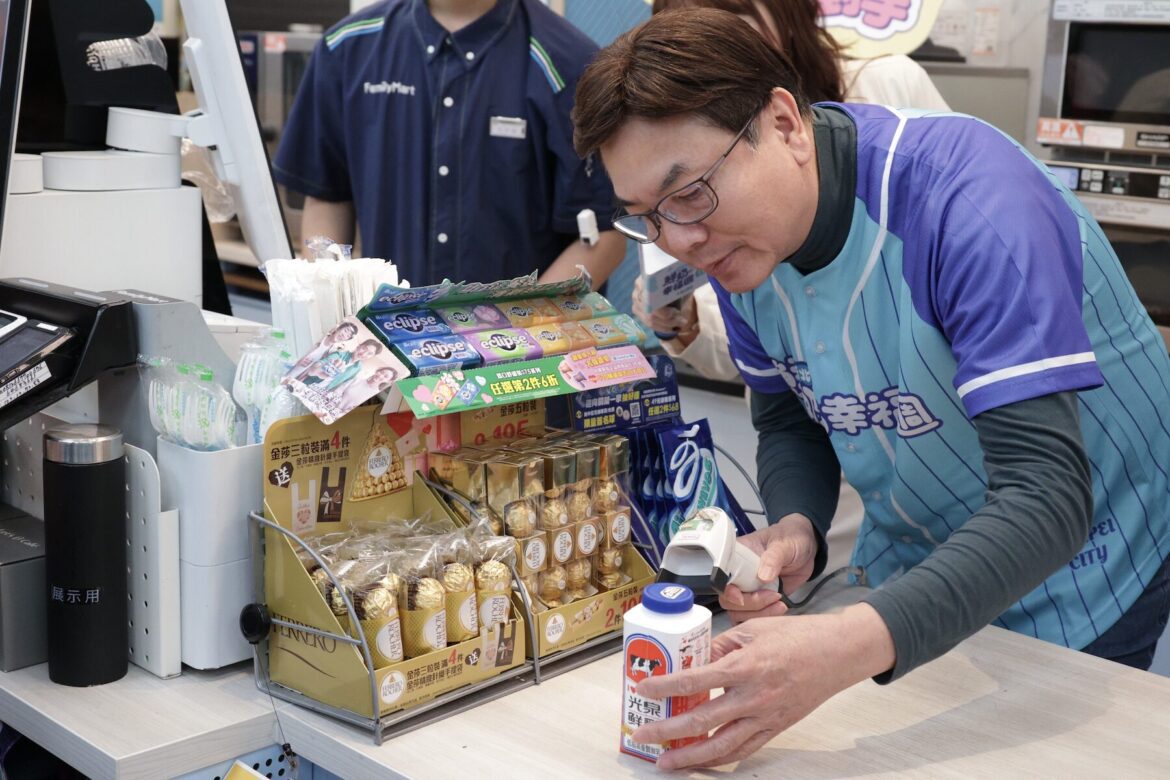 新北鮮奶幸福週開跑！劉和然化身一日店長     全台逾 3 千據點守護 33 萬學童健康