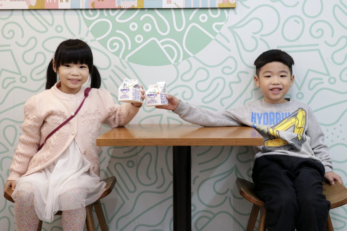 開學日小確幸！新北「鮮奶幸福週」2/23 起跑     2-12 歲童憑卡每週免費領乳品