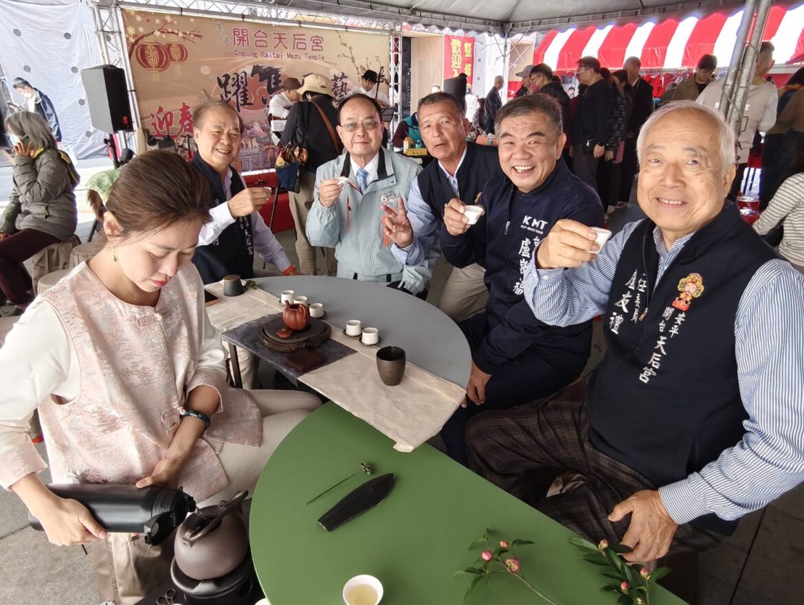 安平開台天后宮「旺馬奔騰 躍馬展藝」迎春送春聯、賞茶會吸引近千人同樂