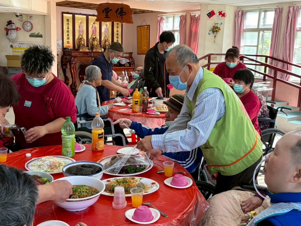 「瑞馬迎春」除夕圍爐活動  花蓮醫院護理之家一片溫馨