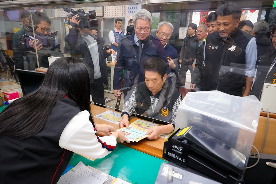 行政院重啟公地放領 首批土地所有權狀發放