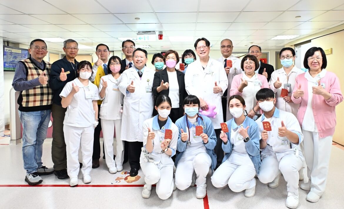 王惠美關懷住院病童   親自發放紅包送上歡樂跳跳馬提燈陪伴過新年