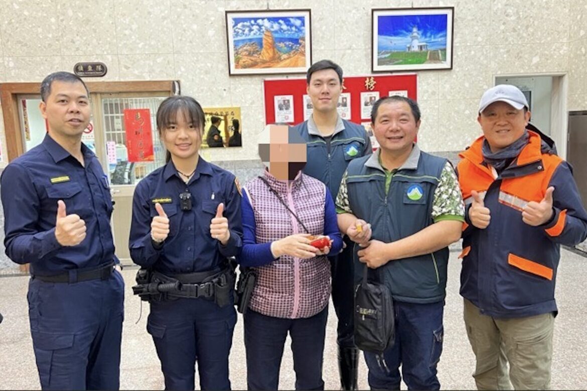 瑞芳清潔隊立大功！大型家具清運驚見百萬金飾     拾金不昧助失主 3 小時尋回