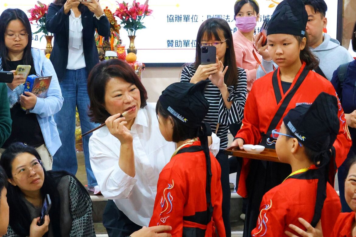 嘉市公益古禮抓週暨學童開筆禮儀式　黃敏惠祝福萌娃、學子幸福成長