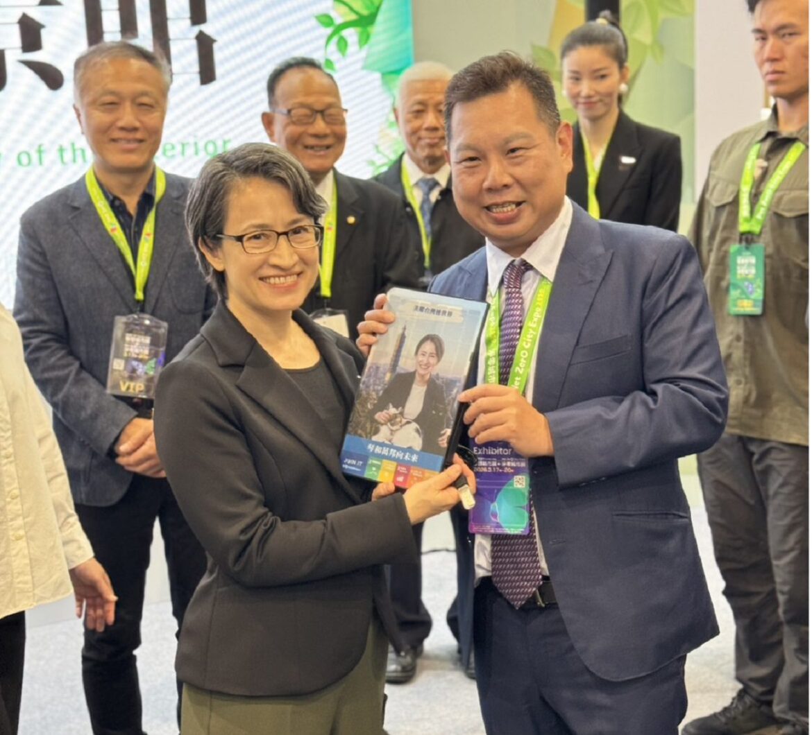副總統視察智慧城市展　彩繪光電外牆成淨零建築亮點