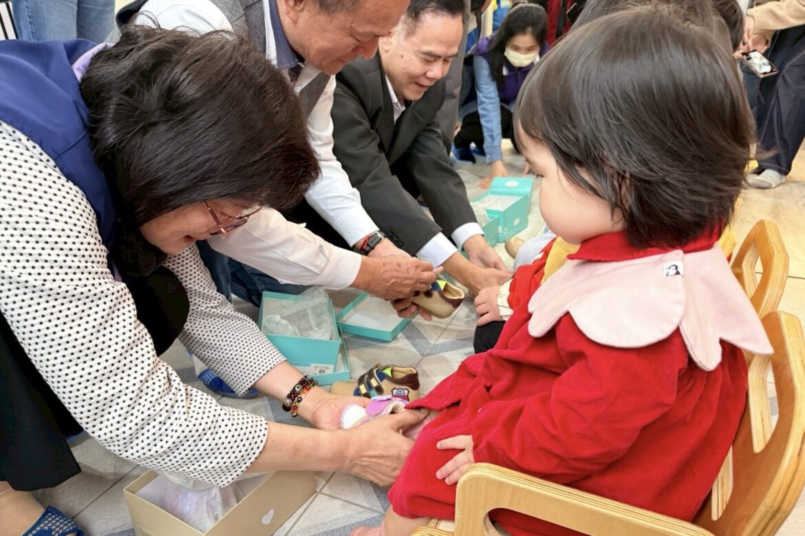 新春穿新鞋！李余典媒合企業贈 236 雙童鞋     點亮三重公托孩子笑顏