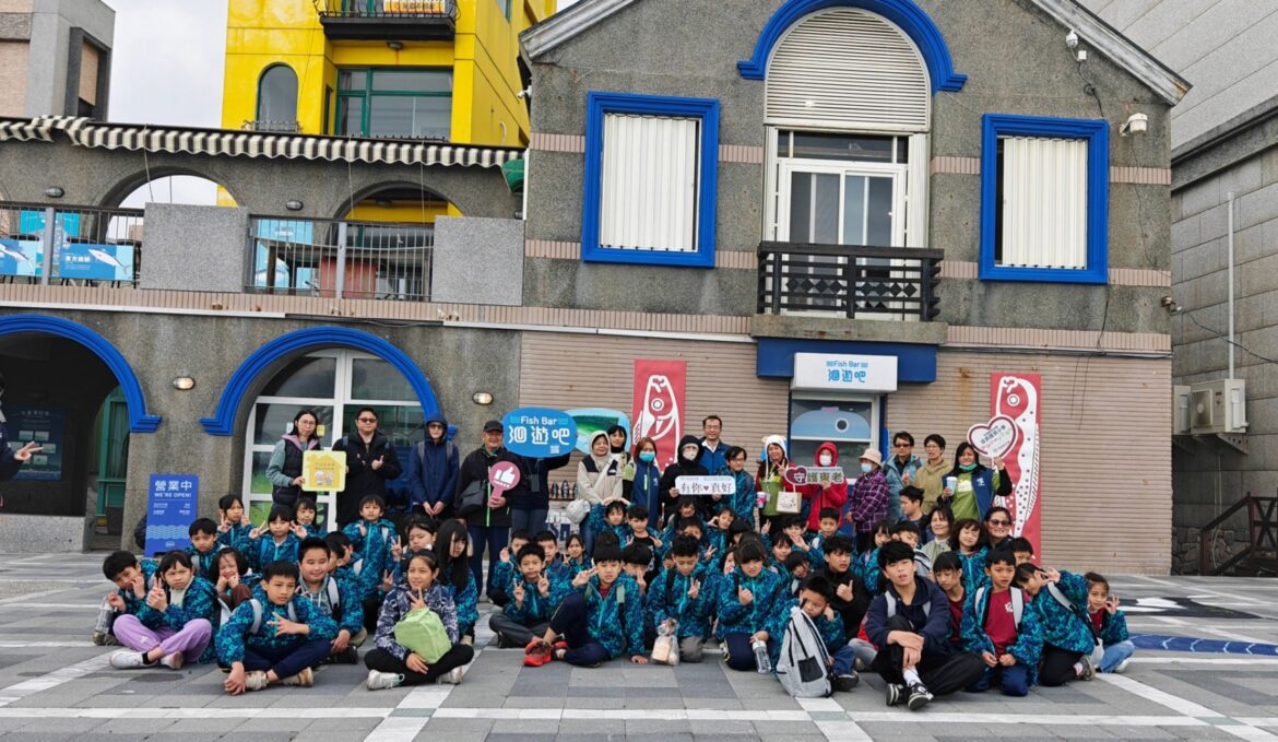 失智長者與孩子看海 老幼共學首度走出教室