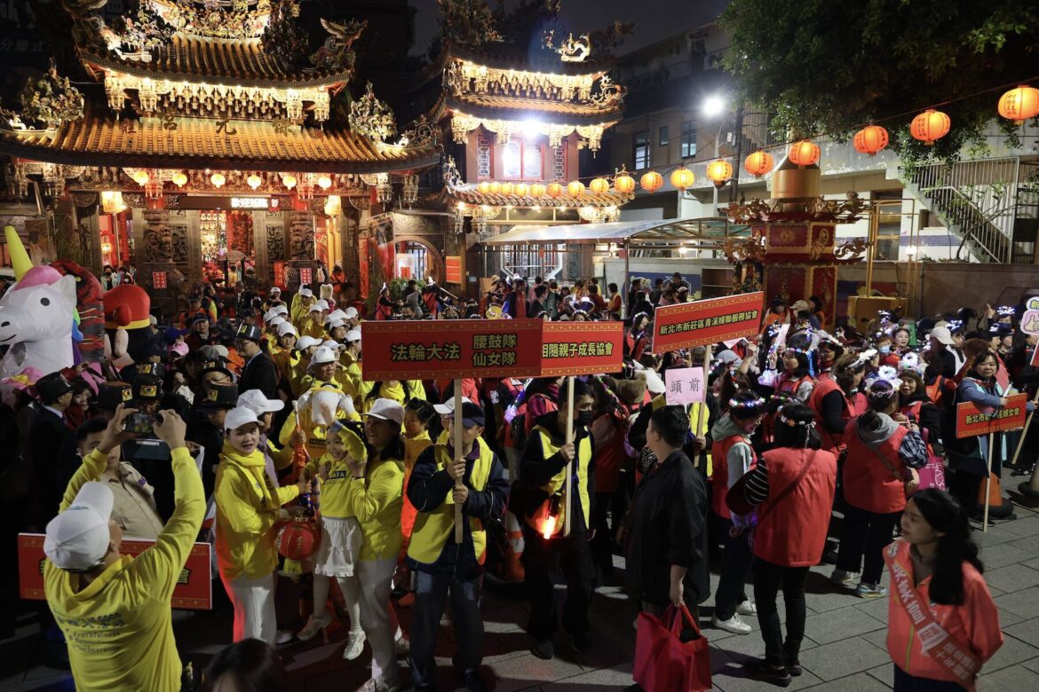 新莊廟街沸騰！元宵踩街規模創新高     區長化身「財神爺」發糖祝馬到成功
