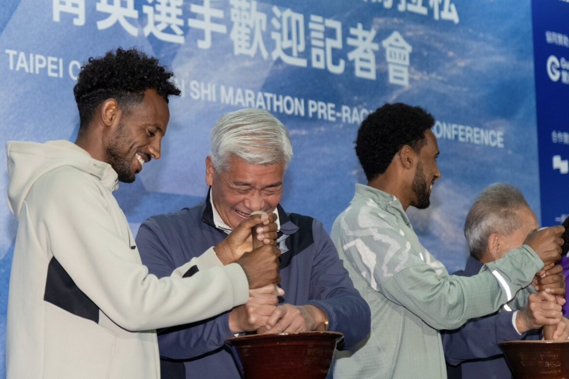 國際跑者體驗客家文化！2026 萬金石馬拉松歡迎會登場     擂茶儀式象徵旗開得勝