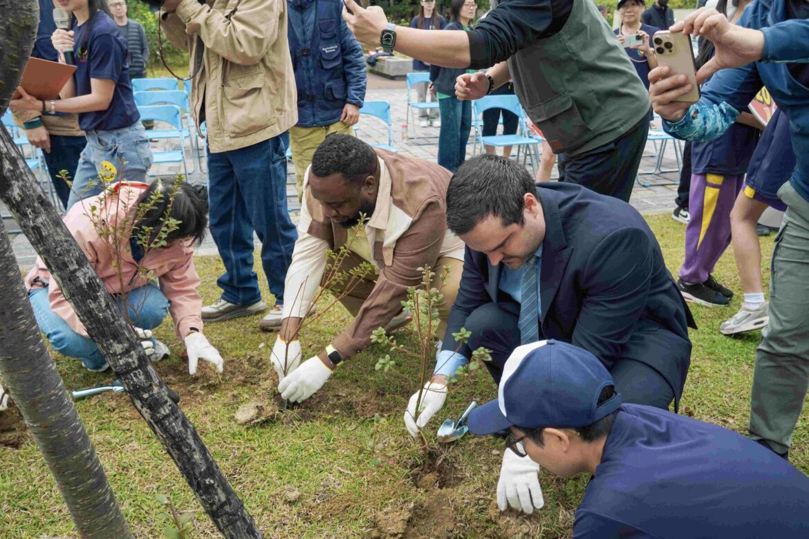 光榮五十、綠意永續！三重光榮國小校慶植樹     聖國大使與匈國代表共襄盛舉