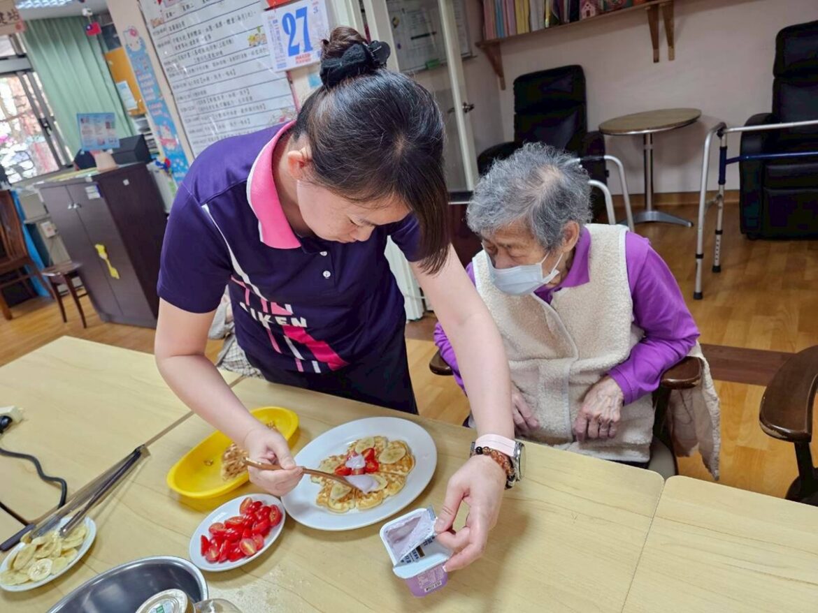 彰榮日照長輩化身點心大師   創意鮮果鬆餅健康美味加分