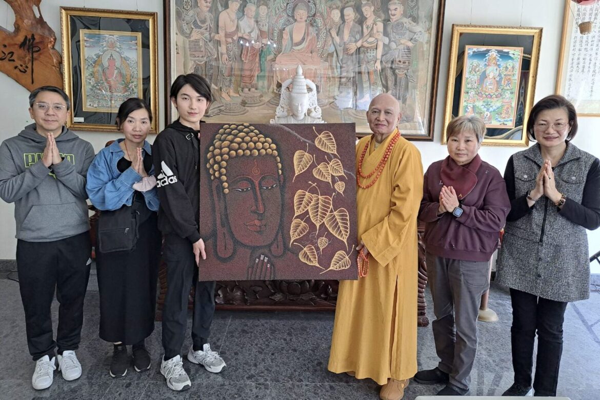 以畫傳法、以愛謝師！自閉症畫家魏廷亘贈巨作     石英砂畫「佛陀與菩提」謝法師栽培