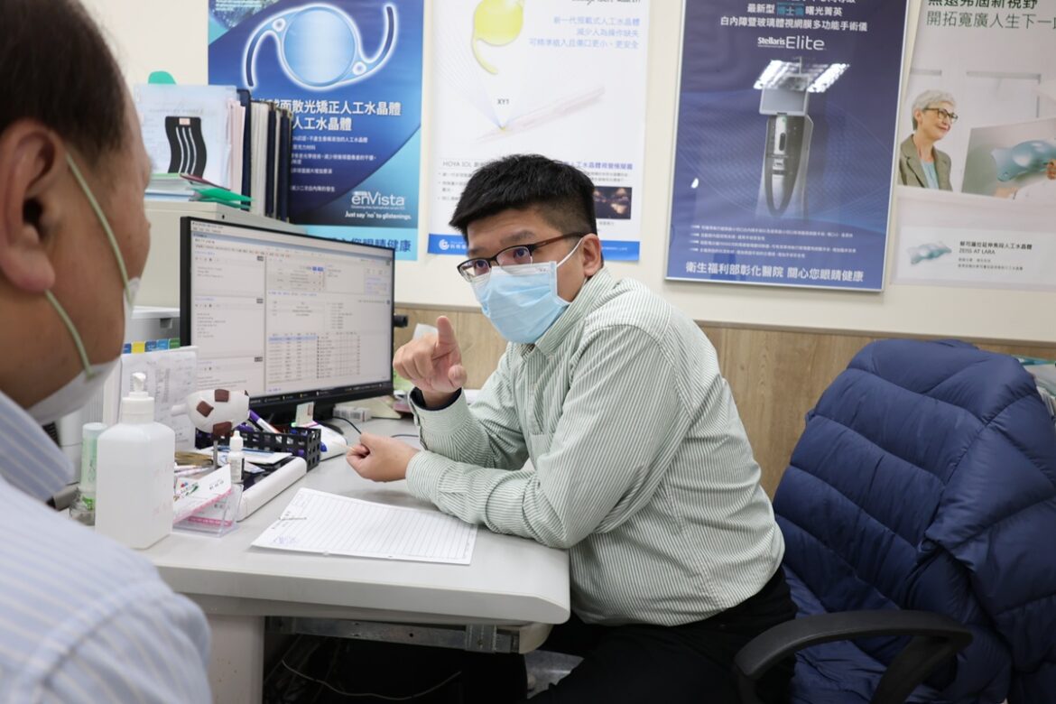 「右眼跳災」嚇壞 60 歲男！  醫師：多半與自律神經失調有關