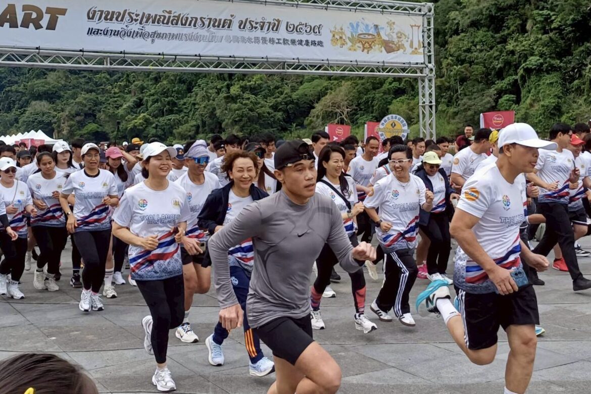 碧潭泰瘋狂！新北泰國潑水節吸 7 千人參與     「泰國阿妹」壓軸開唱引爆熱潮