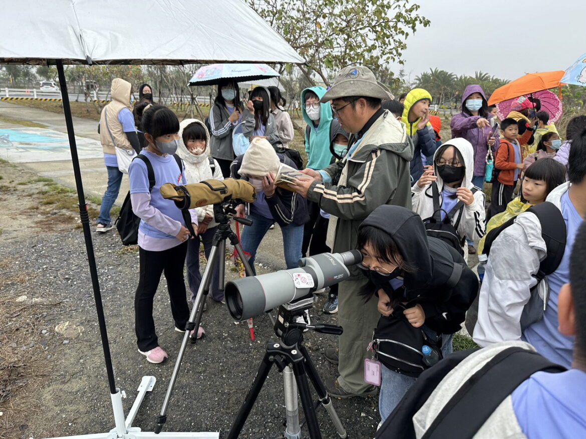 濕地變教室！雲嘉南四校 200 生接力「觀鳥小旅行」