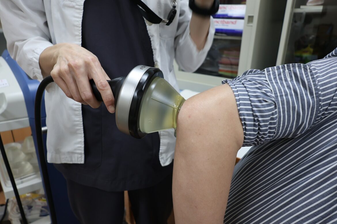壯男深受右手肘刺痛之苦  醫師以體外震波助擺脫「高爾夫球肘」糾纏