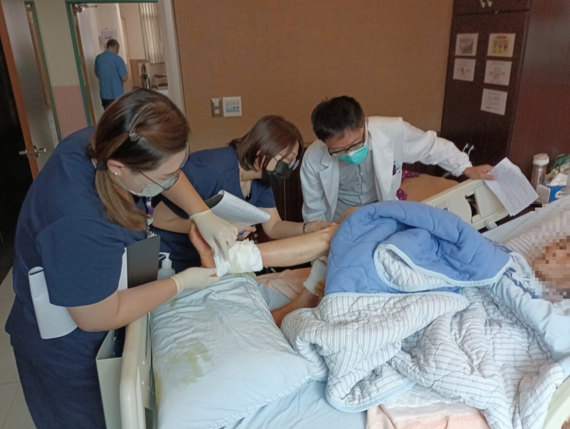 阿嬤遭犬撕咬將4度清創   彰化醫院提免費高壓氧加快傷勢復原