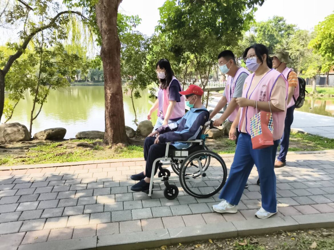從陪伴中成長 台南市蕙心「小太陽工坊」打造身障與長者共融