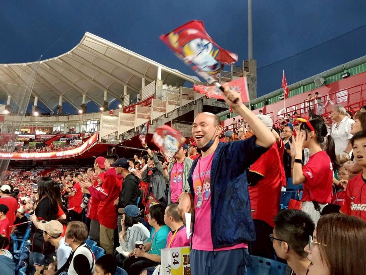 味全龍開幕戰最暖應援!  頂新和德圓夢同行40位身心障礙青年北上看球