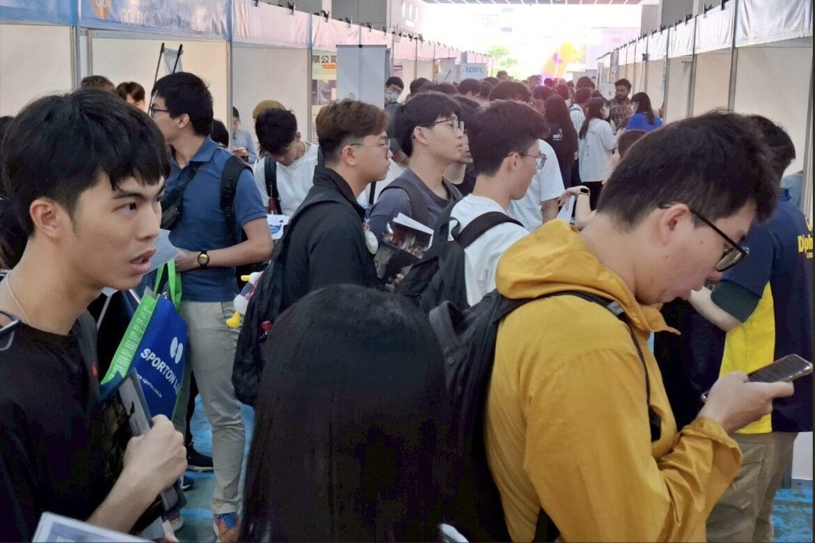 畢業即就業！新北 6 校就博會 4 月起跑     台塑、星巴克等名企進駐徵才