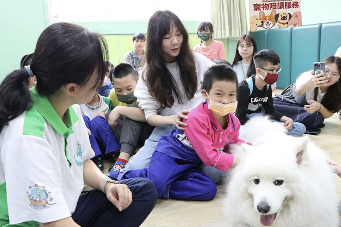 最好的兒童節禮物！新莊裕民分館首推「寵物陪伴」     毛小孩助攻特教班閱讀力
