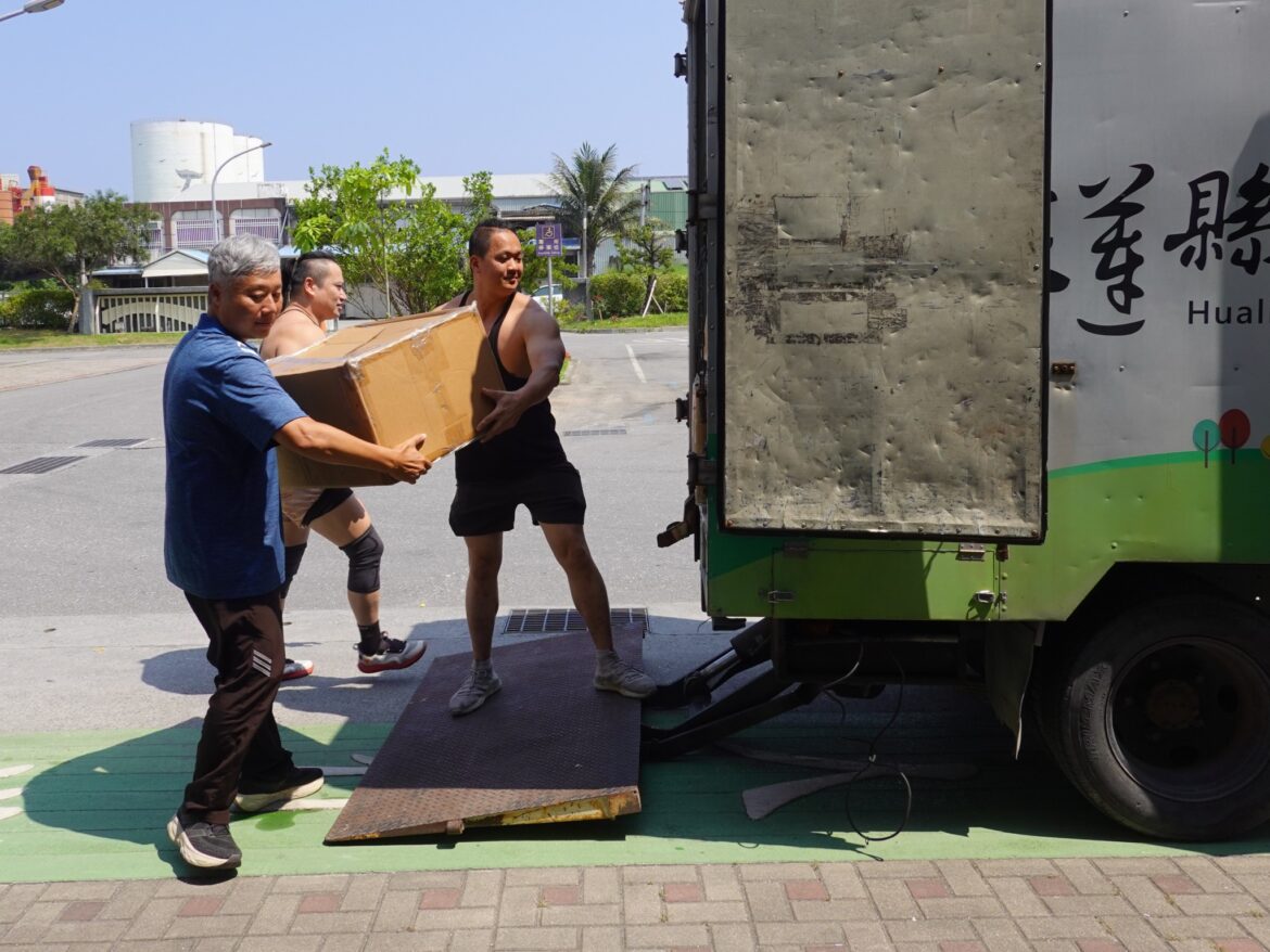 花蓮縣同鄉公益總會暖心  致贈清潔隊500雙愛心鞋