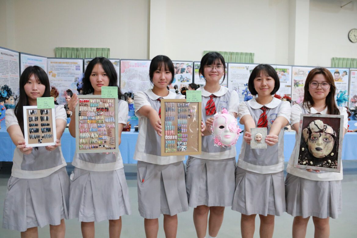 長榮女中成果發表有看頭 學生為阿嬷、媽媽燙髮披婚紗