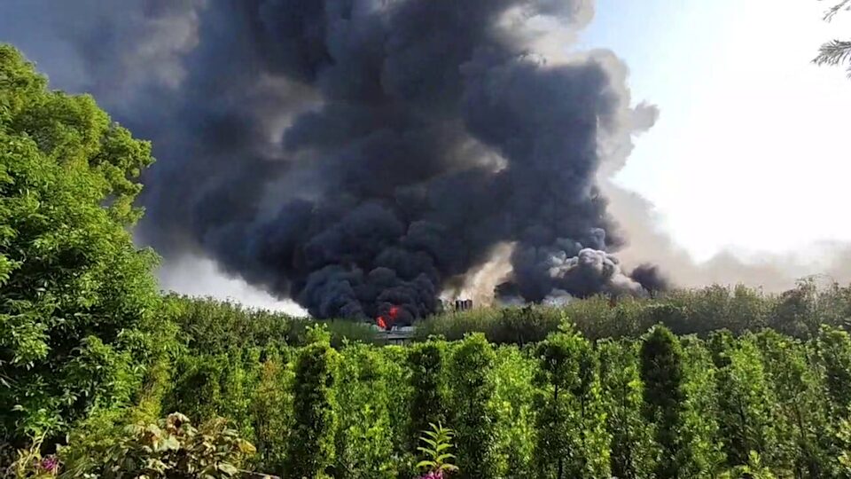 影／田尾鐵皮成衣廠發生火警  濃煙直竄天際、鐵皮燒到變形塌陷