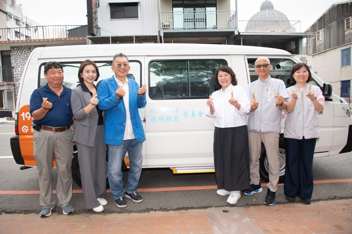以愛傳家回饋社會　嘉市政顧問林文村捐贈長照交通車