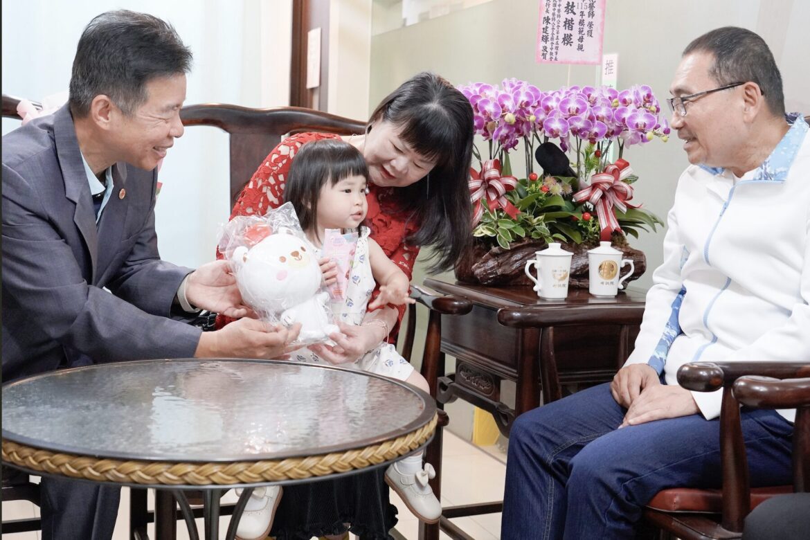 深耕中醫 35 年！康錦花獲新北模範母親     侯友宜：全家仁德、醫德兼備令人敬佩