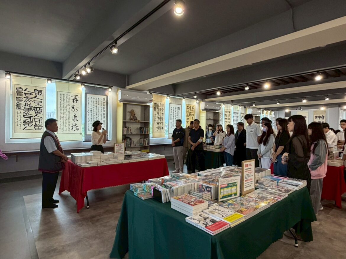 四維高中舉辦「四讀情深．維我所愛」三好書展暨謝明生校長書法展