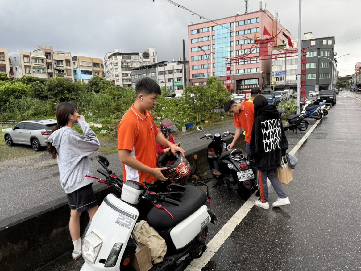 花工學生善行溫暖街頭  協助補胎救傷贏得好評