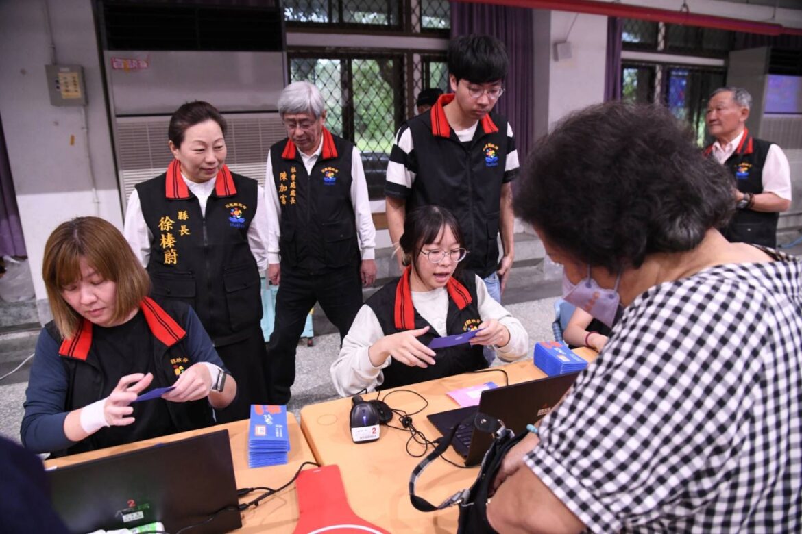 開始發放花蓮物資券  徐榛蔚關懷鳳林鄉親