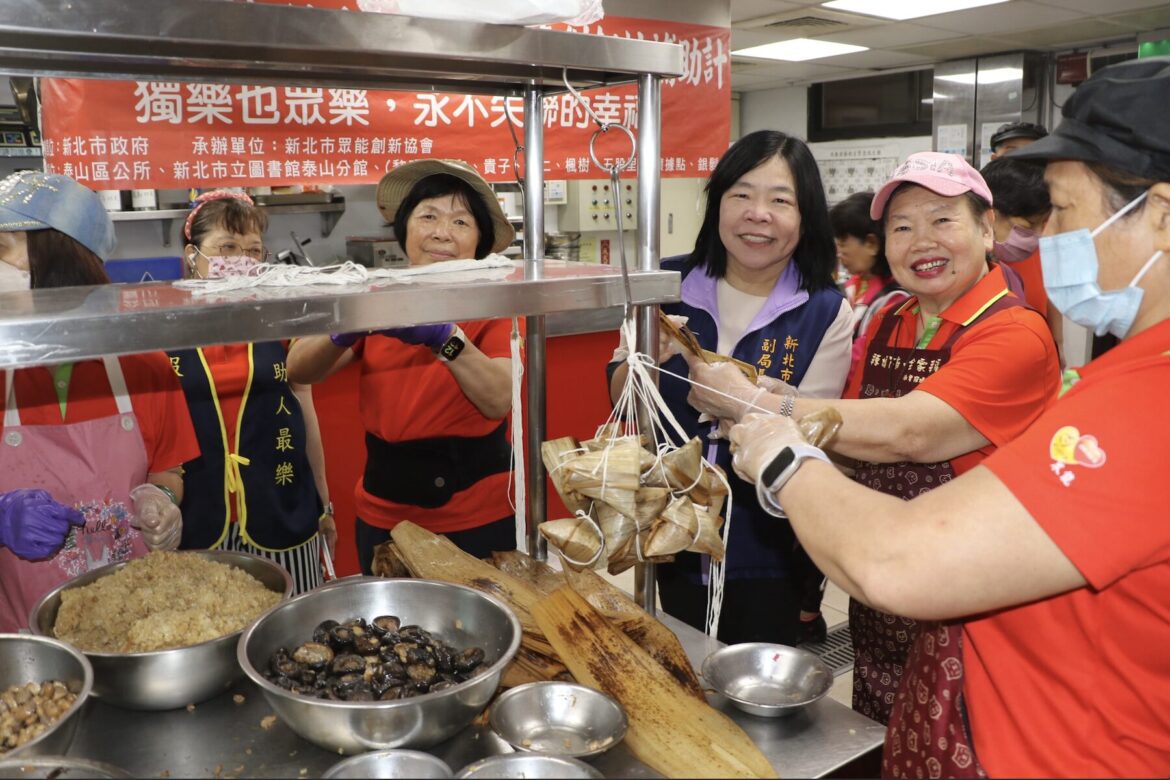 阿嬤志工教包粽！眾能協會攜手黎明師生包2千顆肉粽     端午送暖泰山弱勢與獨老