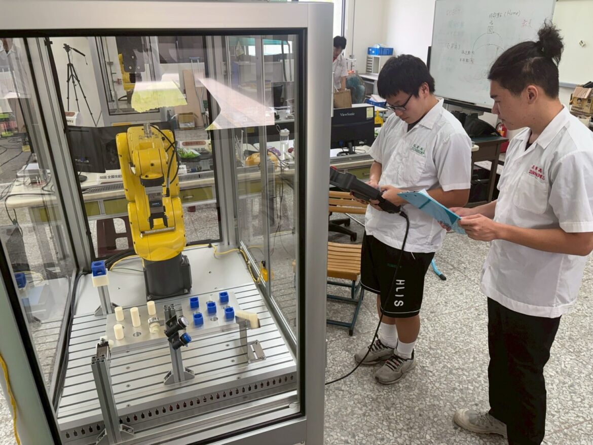 花蓮高工機器人培訓再升級  傑出校友莊子壽捐贈200萬元機械手臂