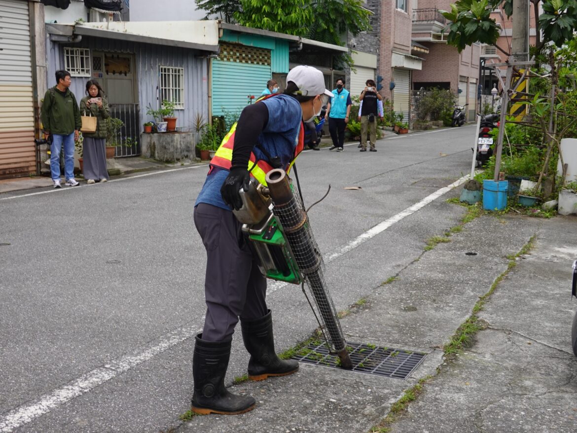 花蓮市公所整頓環境   國風里排水溝消毒作業