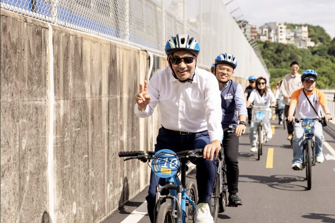 國際級單車廊帶啟航！侯友宜視察淡水金色水岸「關渡段」     4米路寬人車分道超安心
